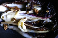 Trevigiana con formaggio di capra, prugne secche, noci e miele