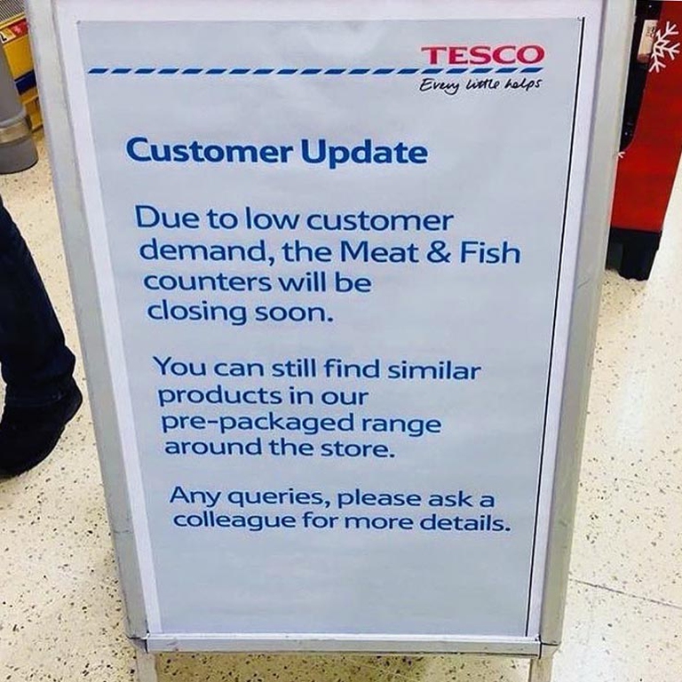 Con questi cartelli in un punto vendita di Liverpool Tesco annuncia la chiusura dei banconi di carne e pesce "a causa della scarsità di domanda".