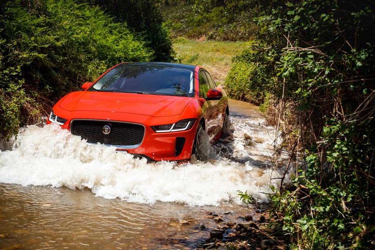 Grazie alla trazione integrale 4x4, Jaguar I-Pace è in grado di affrontare anche terreni a scarsa aderenza, come sabbia, fango o neve, in sicurezza. 