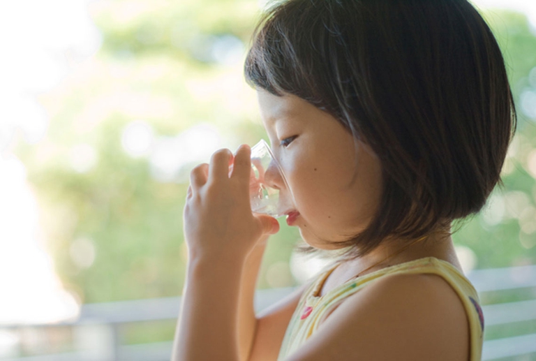 acqua previene l'obesità