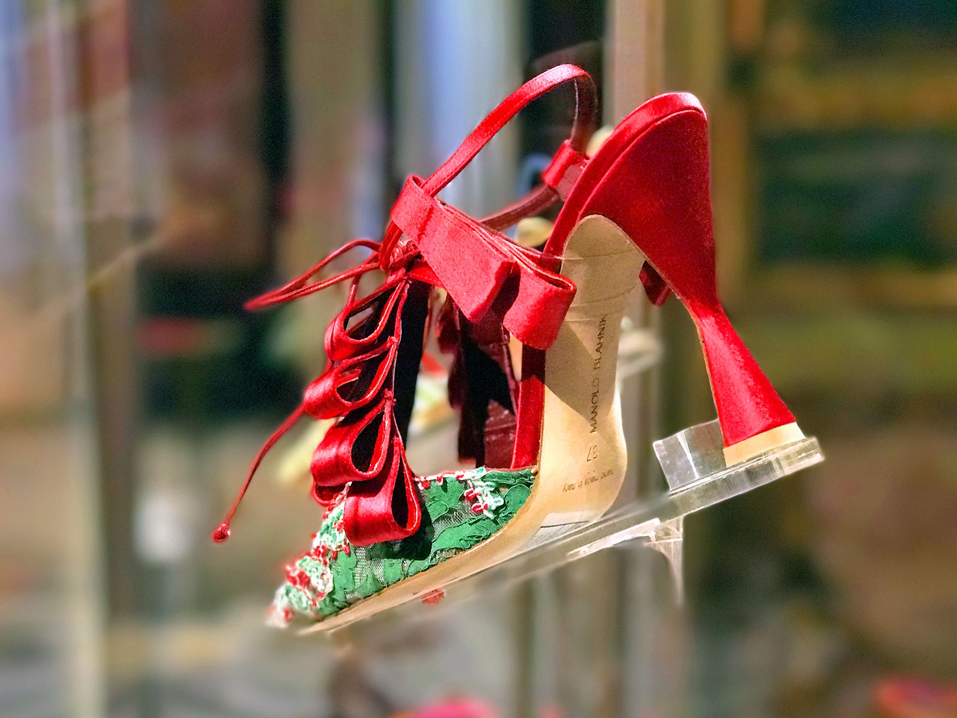 manolo-blahnik-2330-fiocco-rosso
