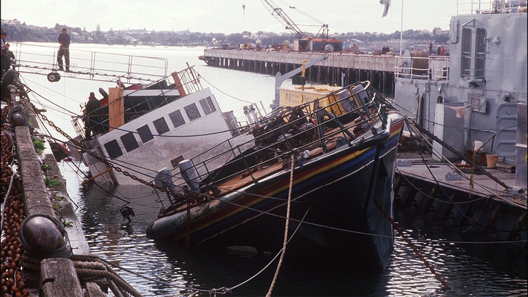 La nave "rainbow warrior" fu affondata dai sevizi segreti frencesi il 10 luglio 1985P (foto di Patrick Riviere/AFP/Getty Images)