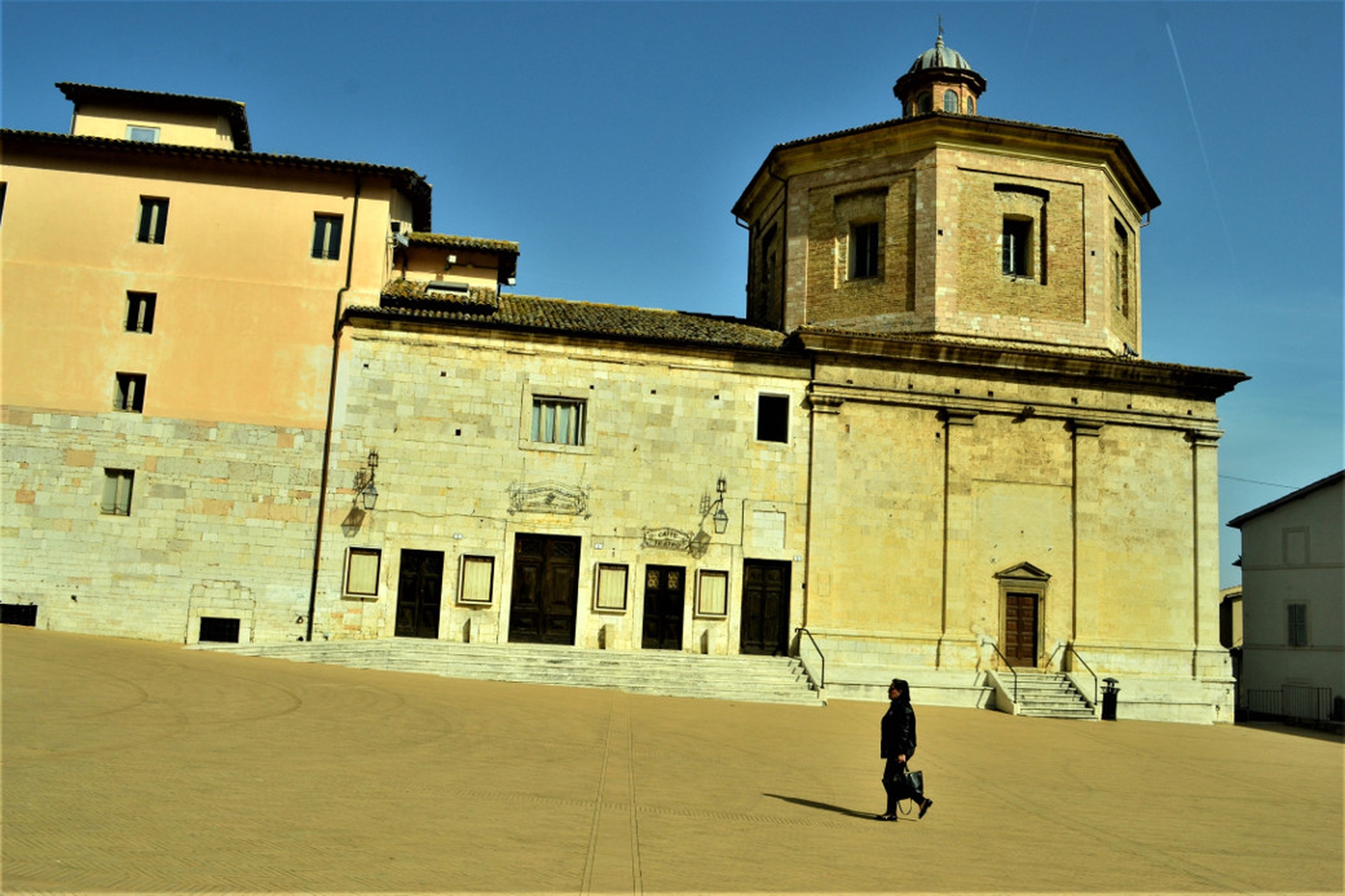 La piazza del Duomo a Spoleto in pendenza