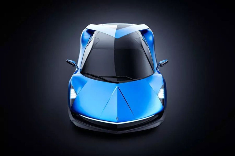 Elextra adotta la trazione sulle quattro ruote e due motori elettrici da 680 cavalli che le permettono di raggiungere i 100 km orari in 2,3 secondi.