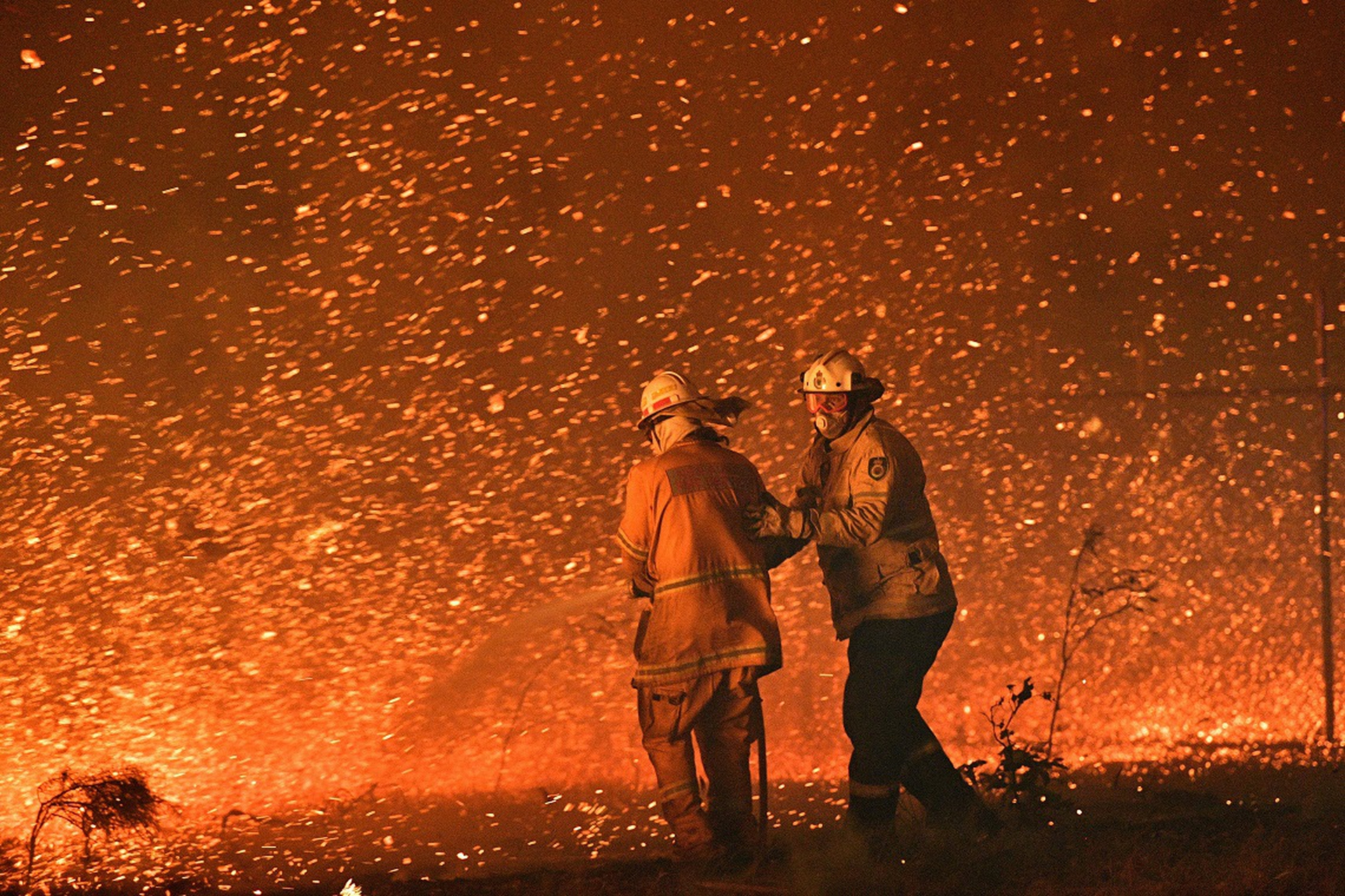 Pompieri australiani cercano di domare le fiamme