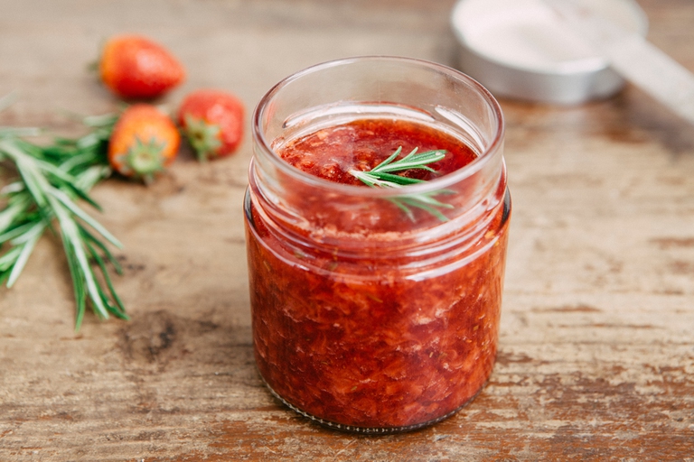 Marmellata di fragole e rosmarino