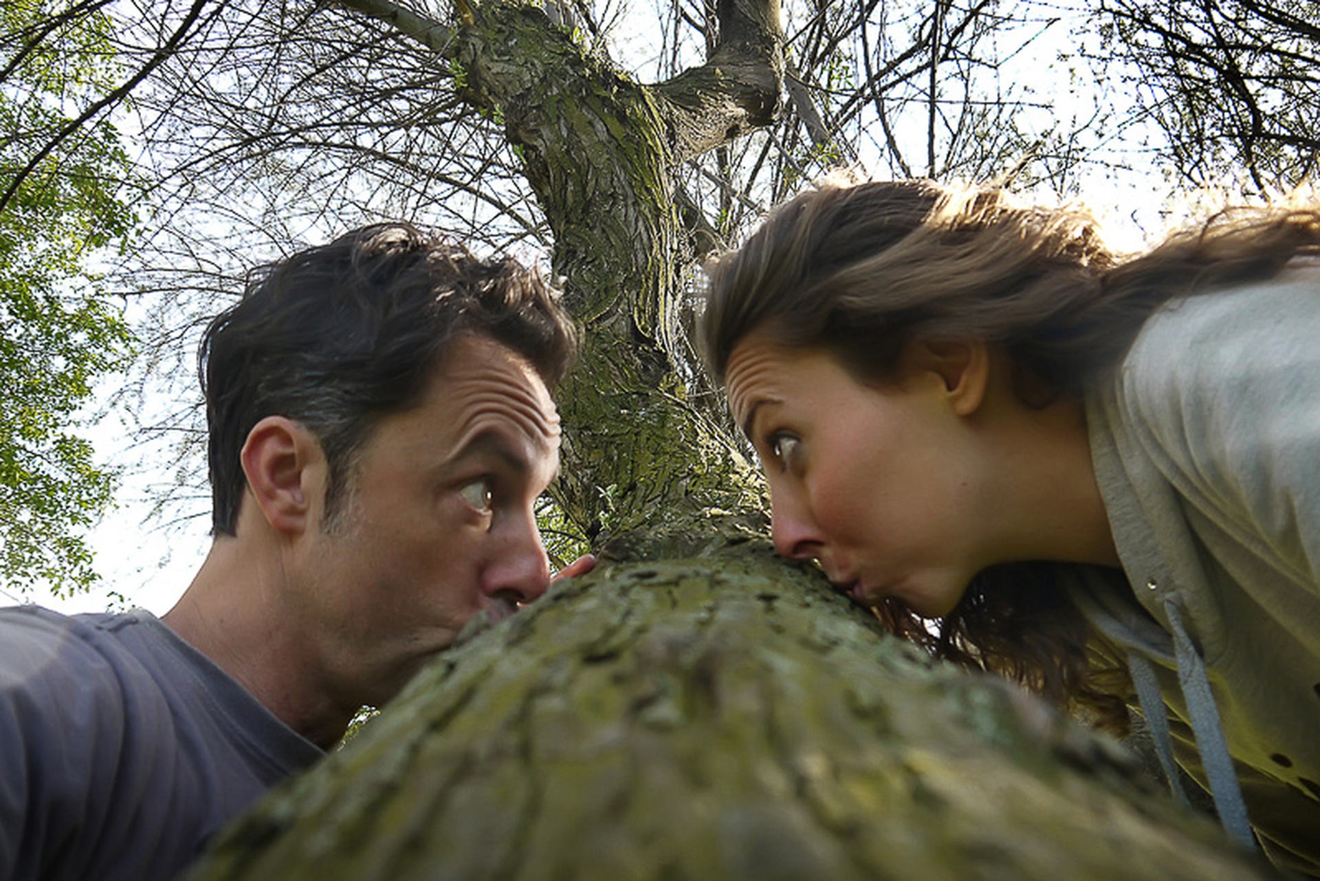 Tree hug selfie, i vincitori del primo concorso degli autoscatti con gli alberi