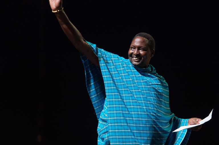 Edward Loure durante la cerimonia di premiazione