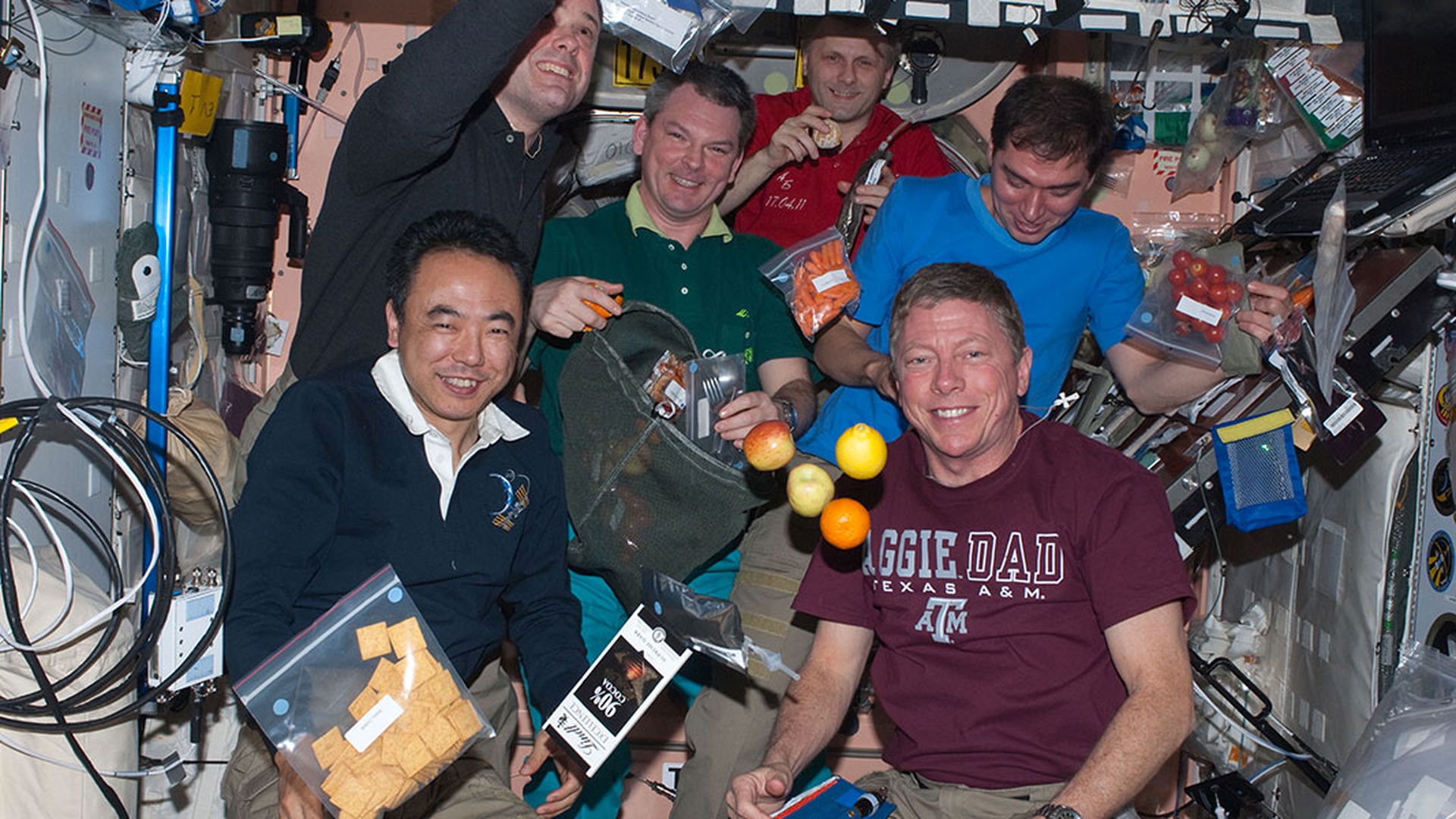 Cibo nello spazio. Dai cubetti dell'Apollo 13 ai legumi Slow Food di Samantha Cristoforetti