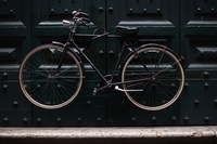 Rome, assessor calls a halt to cycling lanes and the GRAB: people protest with DIY signage