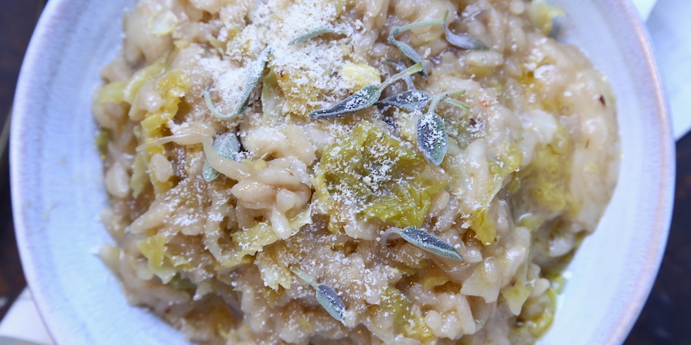 Risotto alla verza, formaggio casera e salvia
