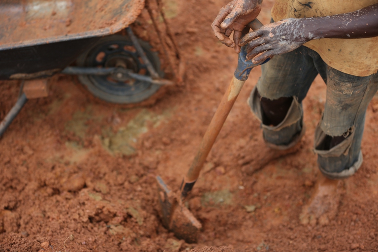 Minatore al lavoro in una miniera d'oro.