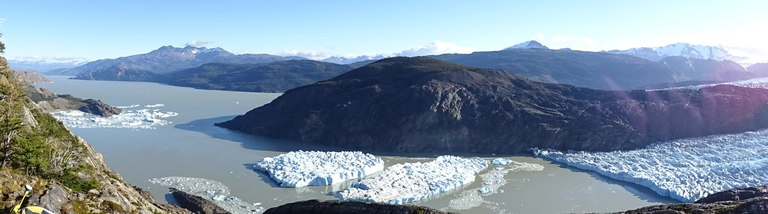 Due enormi iceberg si sono staccati dal ghiacciaio Grey in Patagonia in Cile