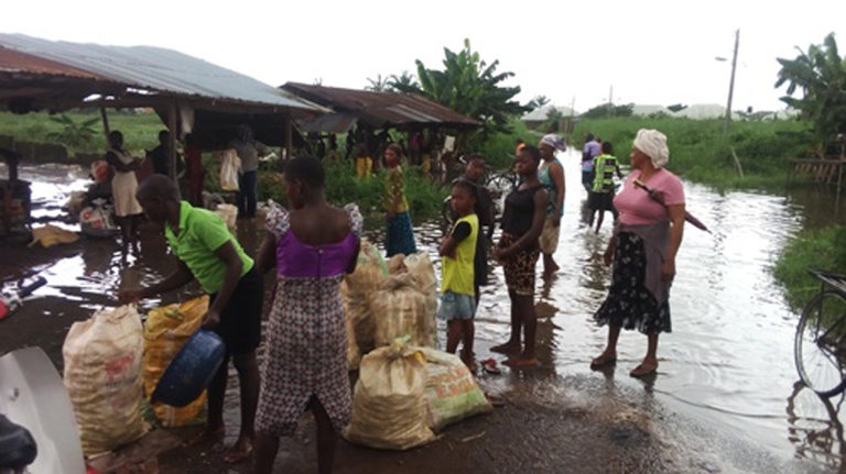 Families waiting to grind cassava © David Iheamnachor naoc, nigeria, eni, floods