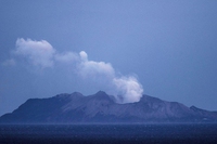 Nuova Zelanda, il vulcano della White island erutta durante l’escursione di un gruppo di turisti