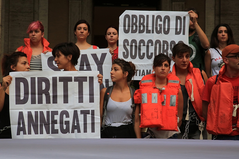 La denuncia di Greenpeace: "Diritti annegati"