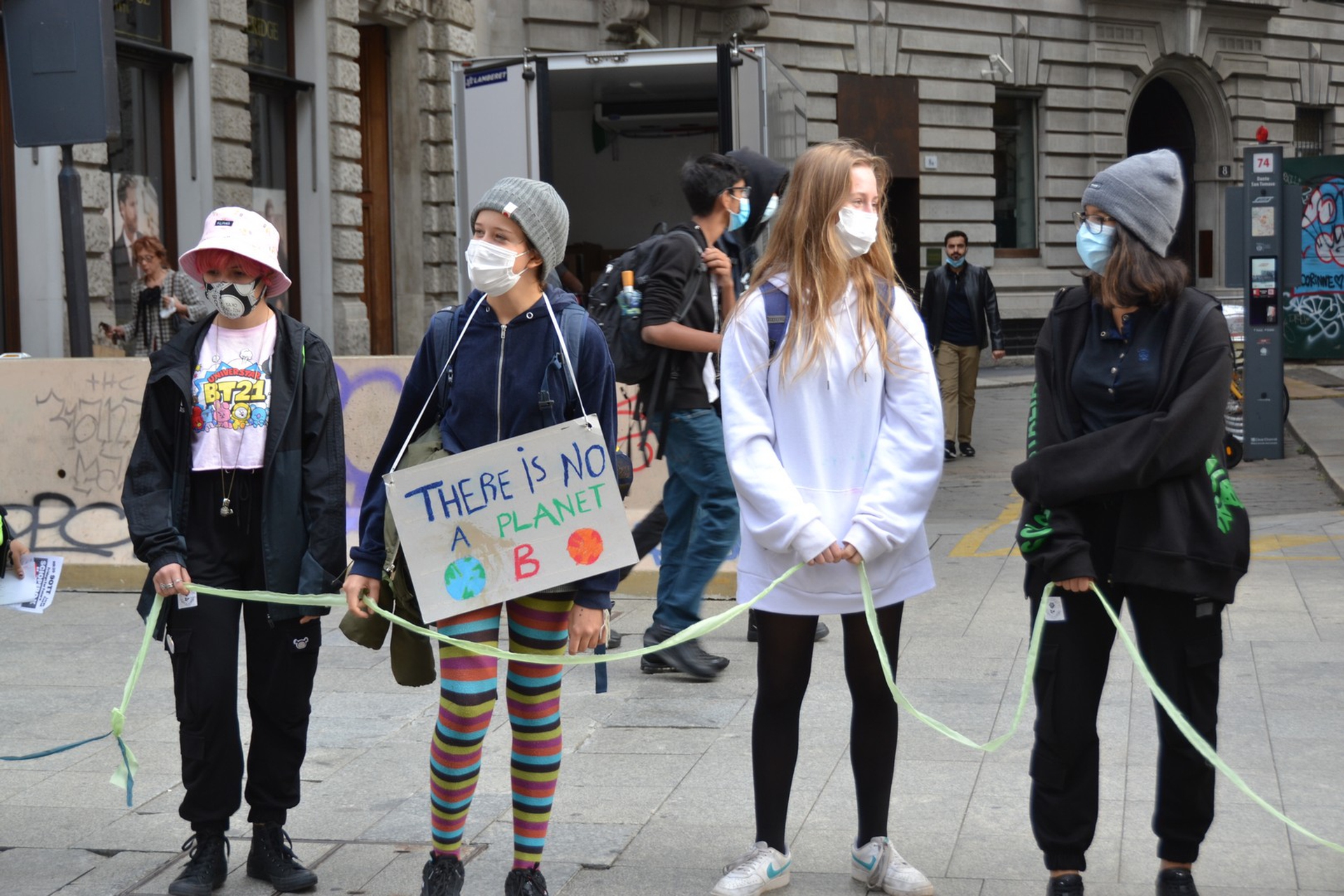 Il distanziamento sociale durante lo sciopero del 9 ottobre a Milano