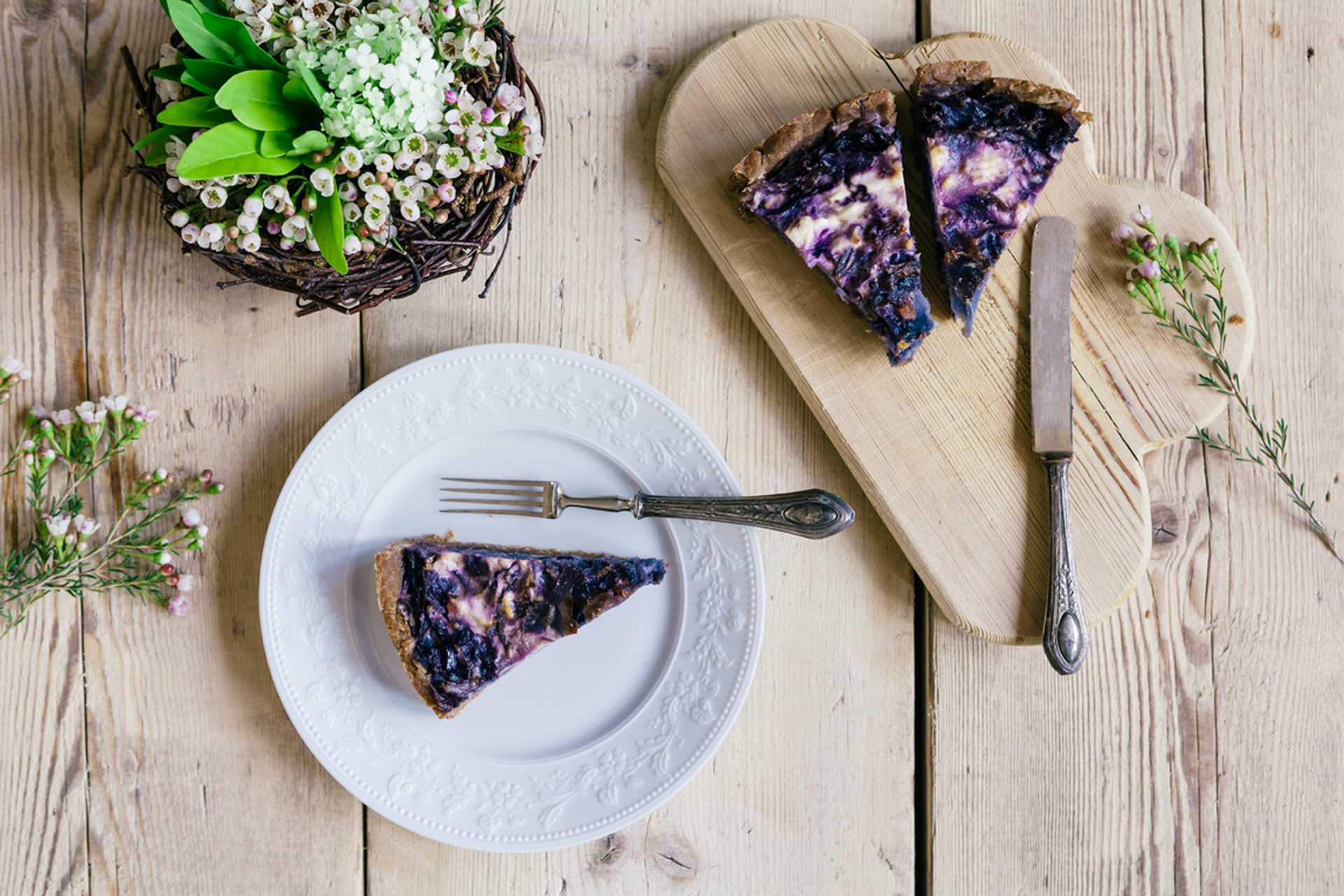 torta salata con farina di segale ripiena di cavolo rosso caprino e pinoli