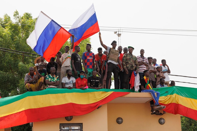 Bandiere russe durante una manifestazione in Mali