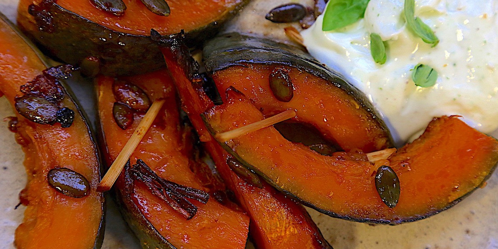 Zucca al forno speziata con crema di formaggio aromatica