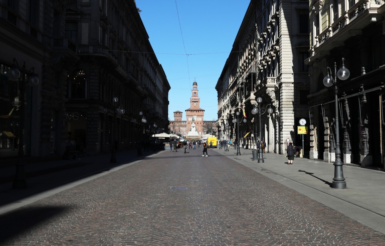 Via Dante a Milano con la vista sul Castello © Marco di Lauro/Getty Images 