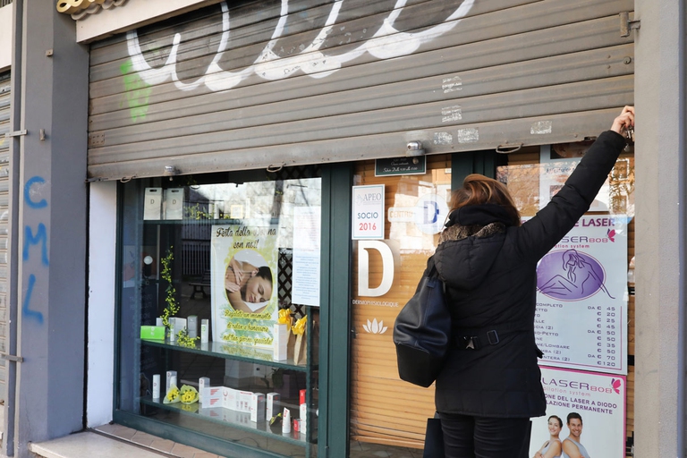 Un negozio in Italia chiude durante la pandemia di coronavirus