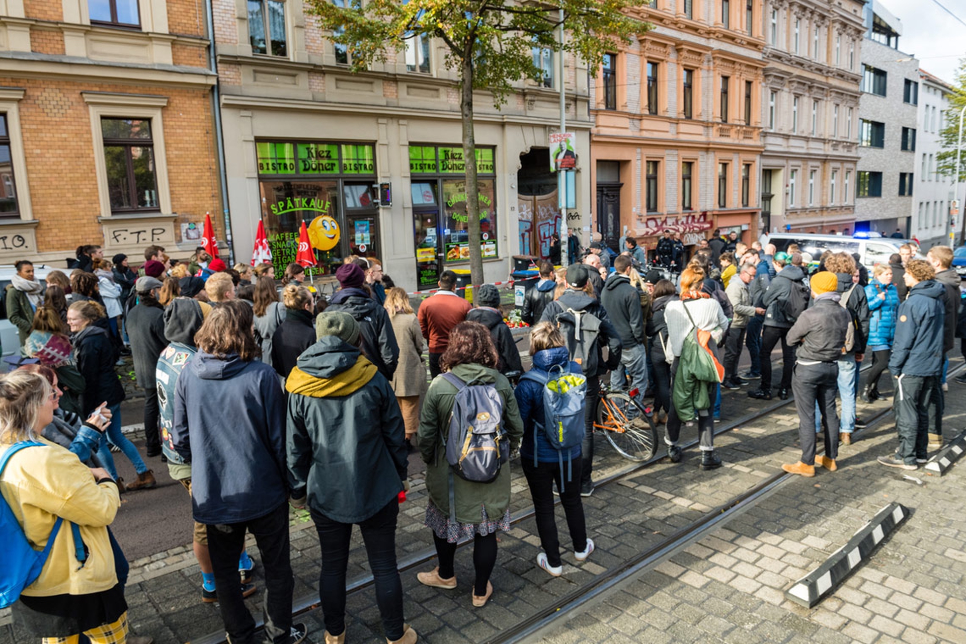 La folla rende omaggio alle vittime