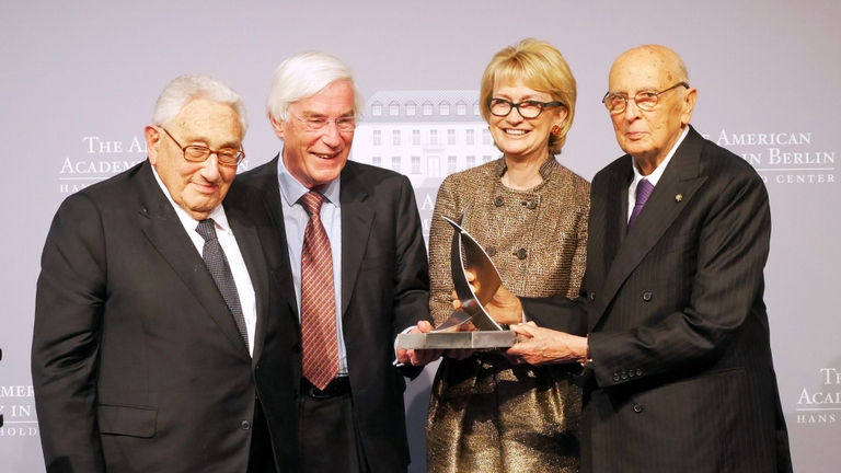 Giorgio Napolitano con Henry Kissinger (il primo da sinistra) nel 2015 