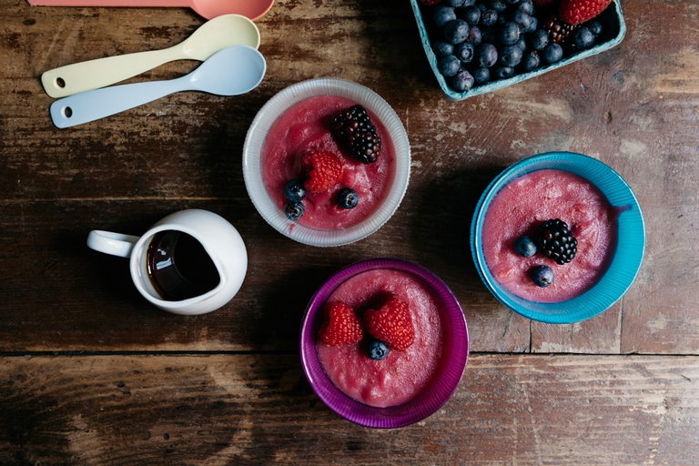 Budino con latte di riso e frutti di bosco