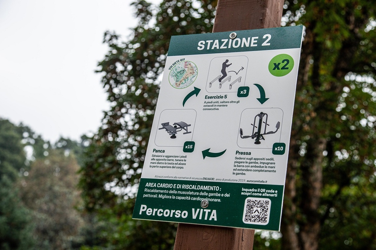 Cartello del rigenerato percorso vita di parco Sempione