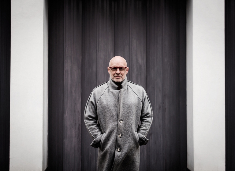 Ritratto di Brian Eno per l'etichetta Warp