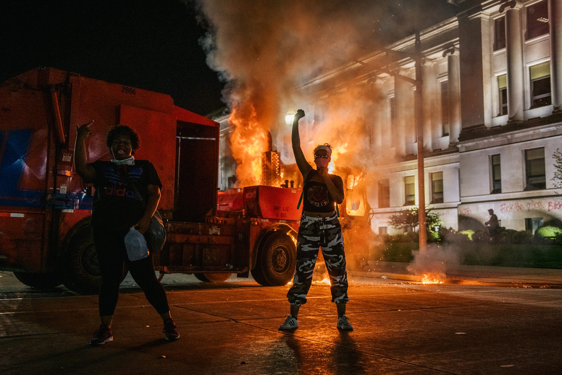 Un uomo durante le proteste per Jacob Blake