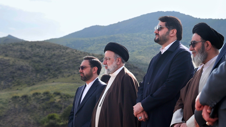 Il presidente iraniano Ebrahim Raisi (secondo da sinistra) all'inaugurazione della diga Qiz Qalasi