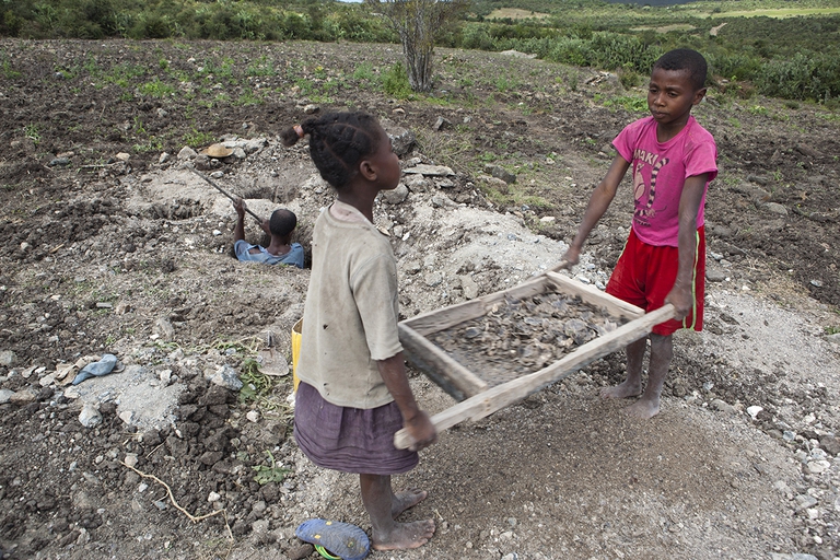 Mamisoa lavora in una miniera di mica in Madagascar