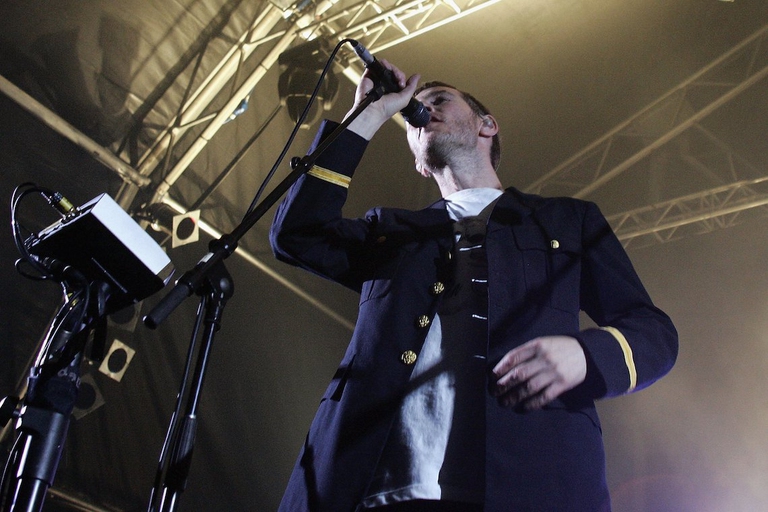 Robert Del Naja dei Massive Attack durante una performance live.