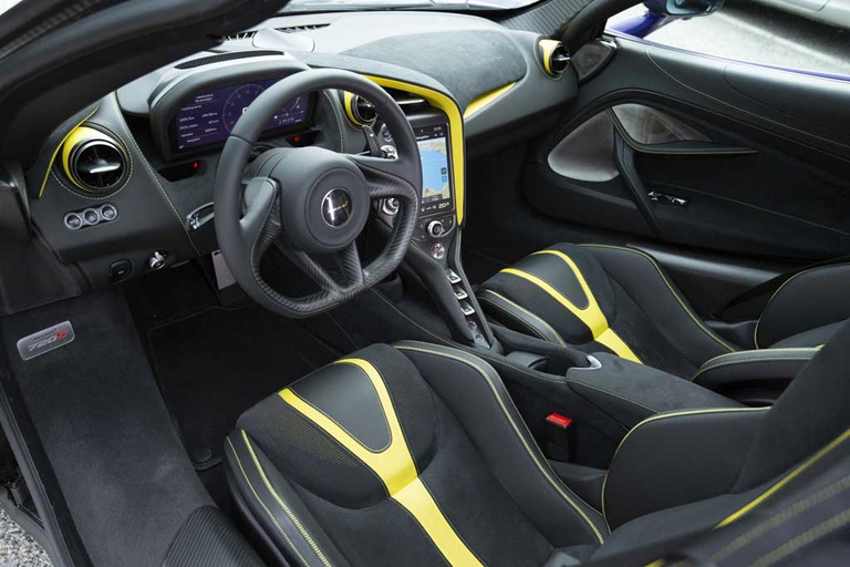 L'abitacolo della McLaren 720S è ergonomicamente perfetto. Per essere una supercar, visibilità, spazio e comfort sorprendono. Il pilota può scegliere fra tre opzioni di guida: “comfort”, “sport” o “track”: in questo modo motore, sospensioni e sterzo offrono diversi livelli di sportività (e divertimento).