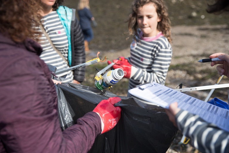 Raccolta plastica in spiaggia