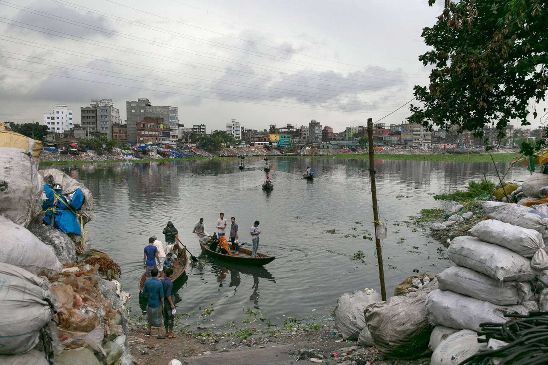 Un gruppo di persone sulle sponde di un fiume in Bangladesh