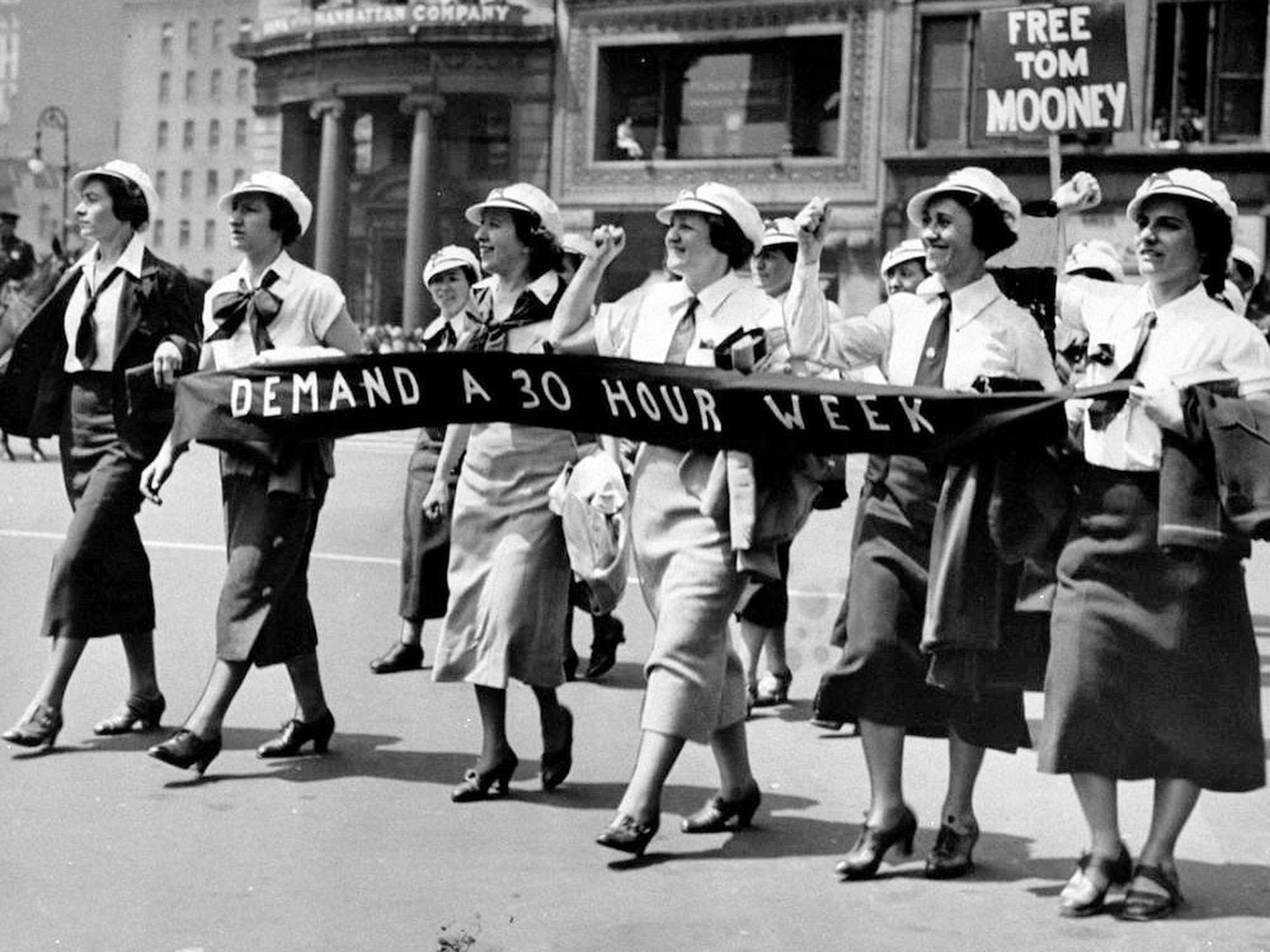 1-maggio-1936-new-york-Women-workers-in-the-May-Day-Parade-in-New-York-City-in-1936