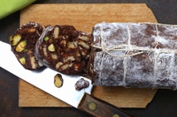 Salame di cioccolato ai pistacchi, la ricetta che inganna l’occhio (ma non il palato)