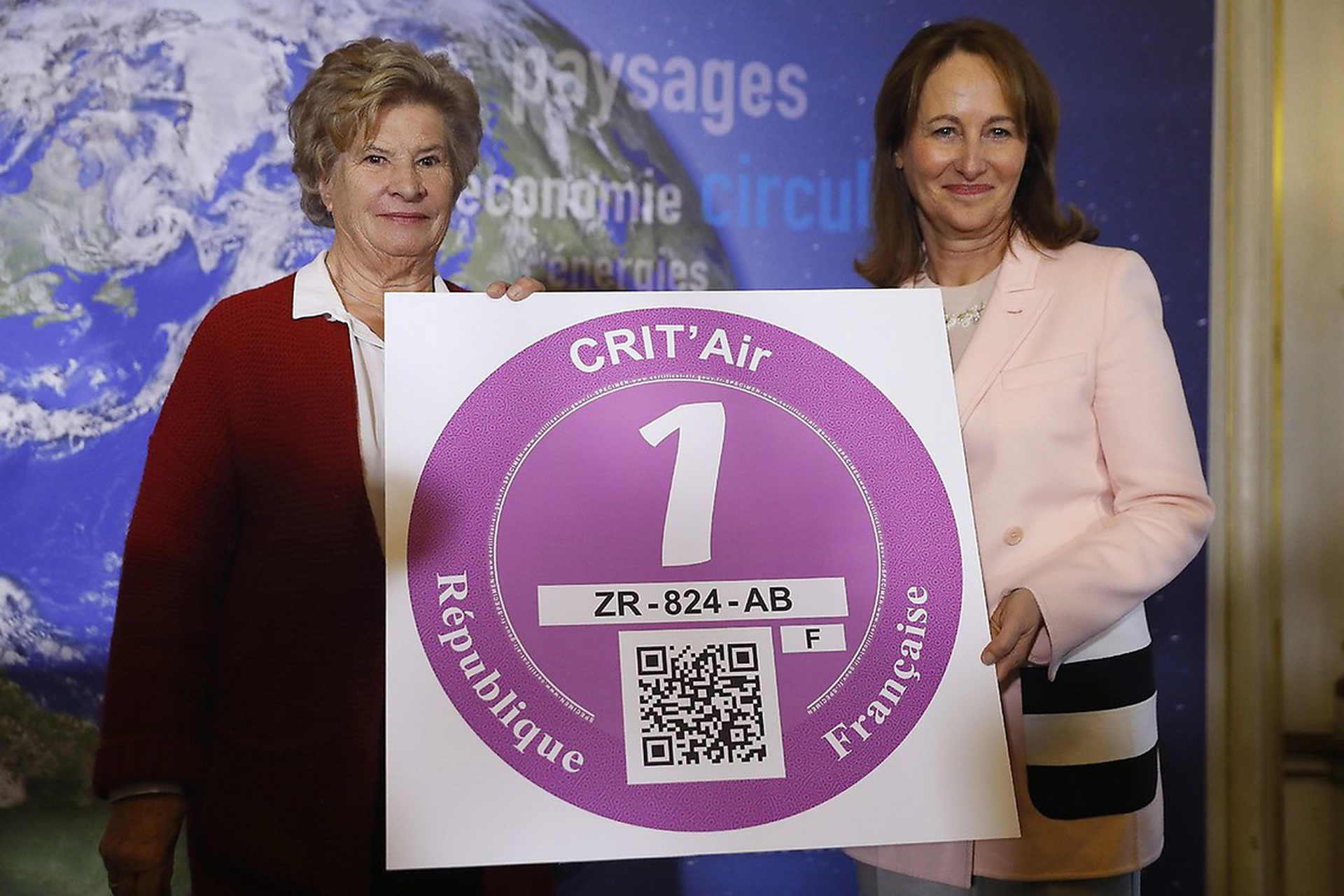 Parigi, le vignette adesive “ghigliottinano” i Diesel più inquinanti