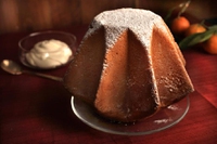 Pandoro con mousse all’arancia e mandorle