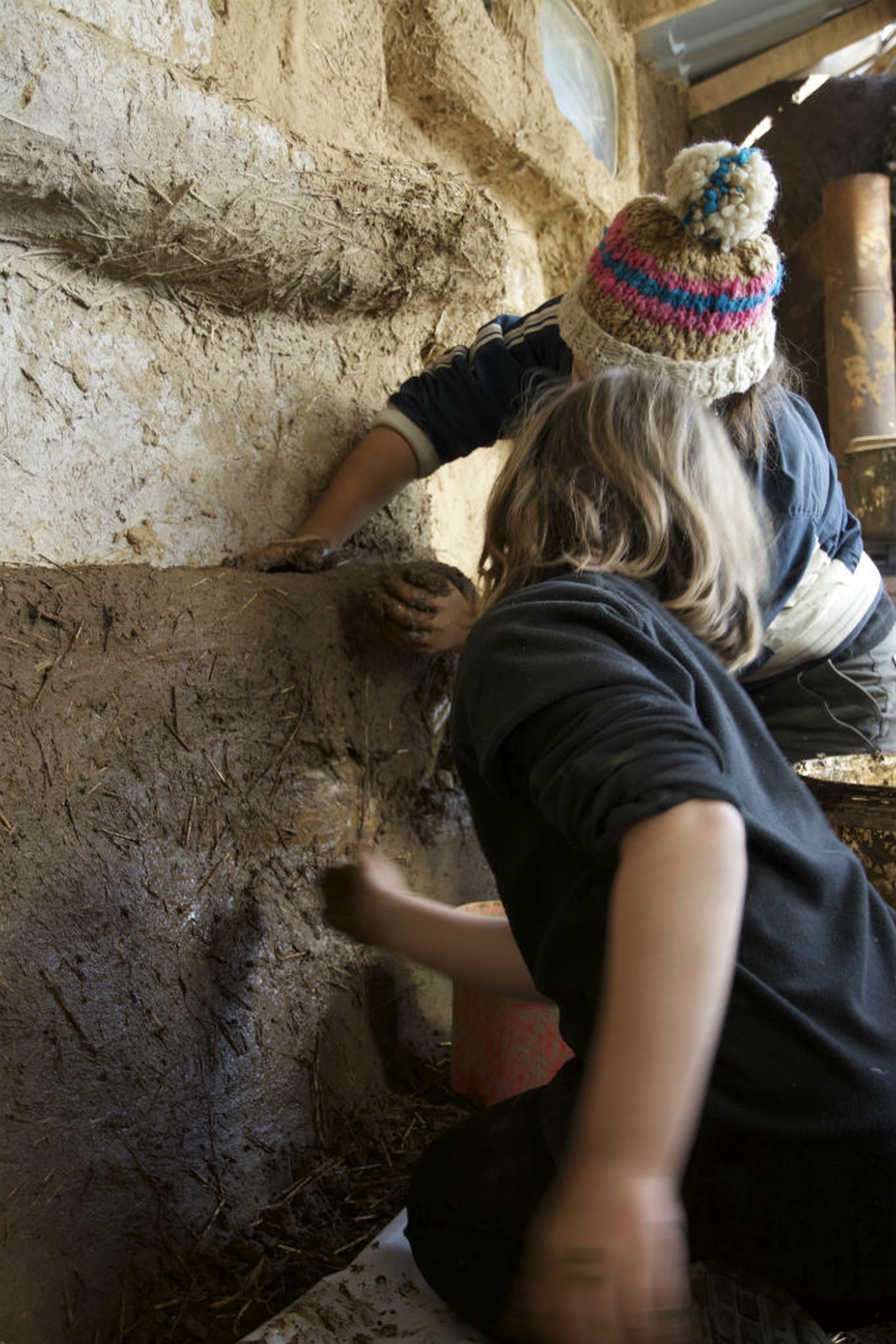Ange impara a fare muri di paglia e fango