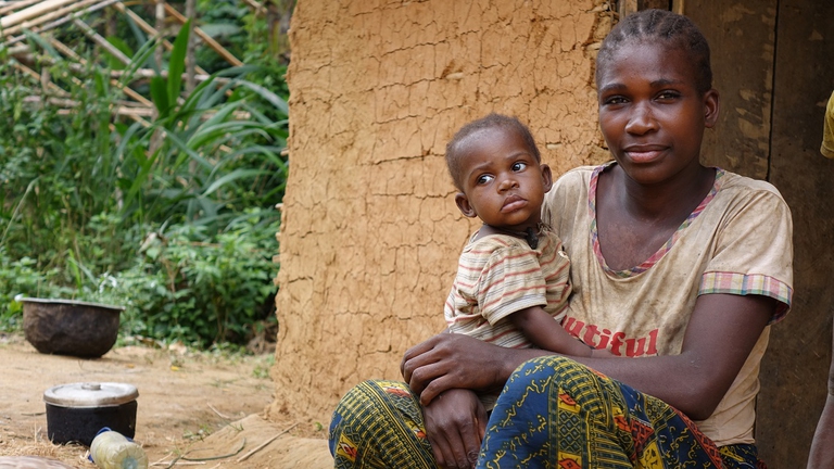 Donna della tribù Baka con il suo bambino