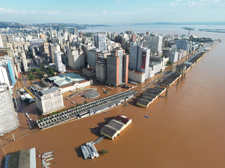 La città di Porto Alegre, in Brasile, sommersa