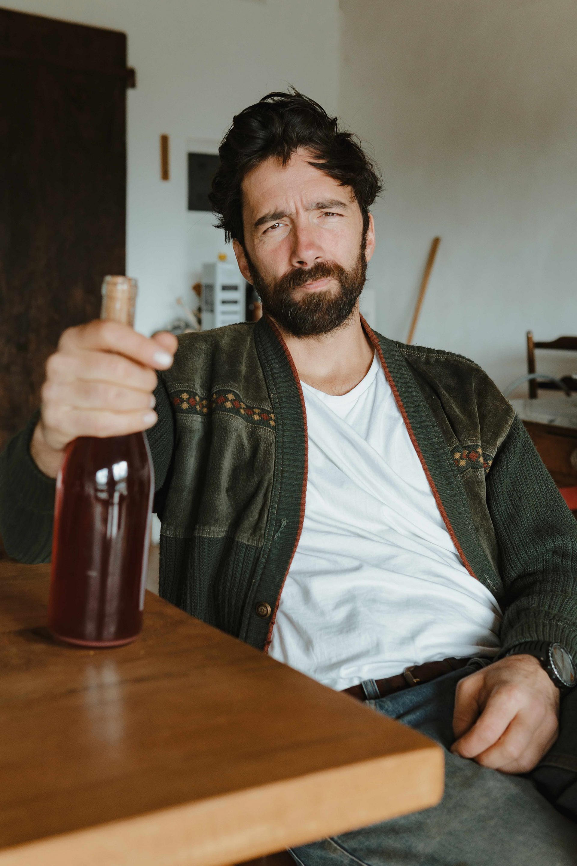 Maurizio Carucci con il Muetto in mano