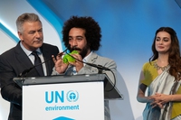 Un musicista egiziano trasforma i rifiuti di plastica in strumenti musicali