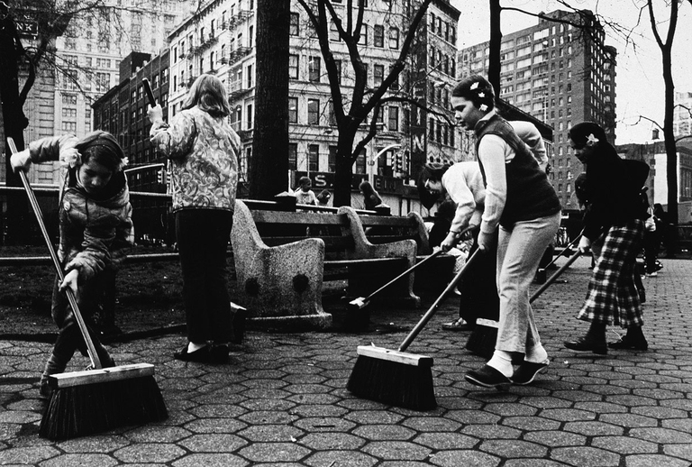 Un gruppo di ragazzi ripulisce un parco di New York durante l'Earth day del 1970