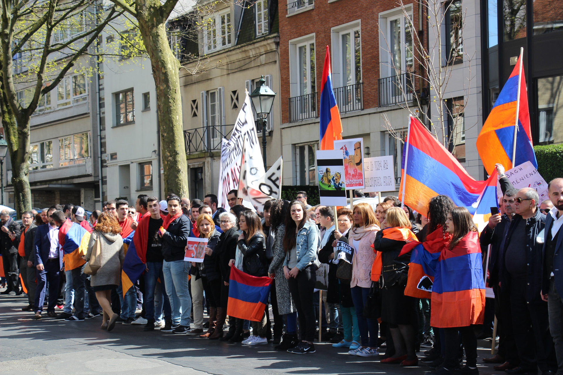 'Stop Aliyev' protest in front of the Azeri embassy in Brussels © Sarine Arslanian