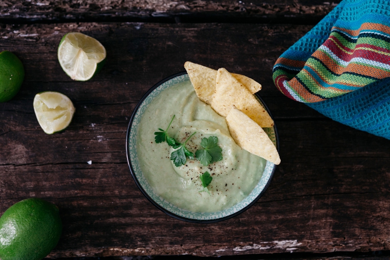 crema fredda di avocado con tortillas